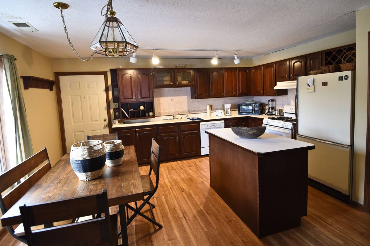 executive apartment, 2 bedrooms, balcony, mountain view (not pet friendly) | private kitchen