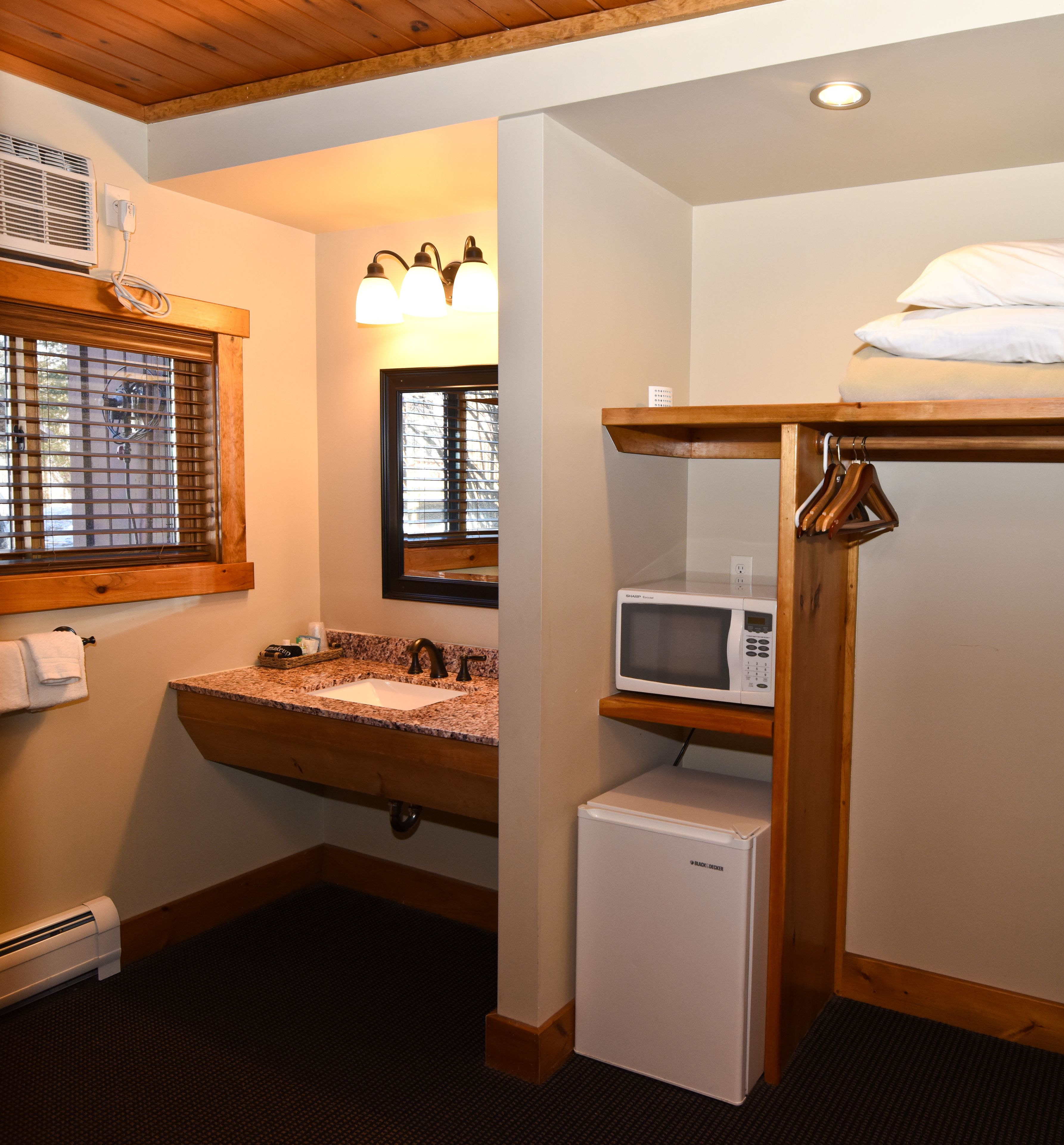 deluxe room, 1 king bed, mountain view (not pet friendly) | microwave