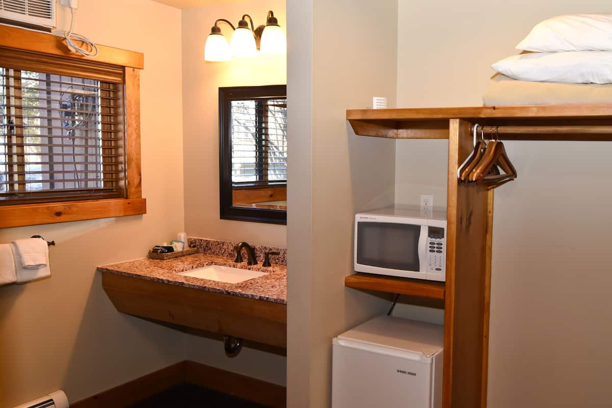 deluxe room, 1 king bed, mountain view (not pet friendly) | microwave