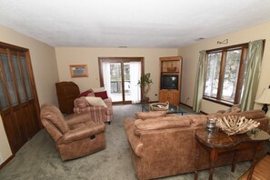 Executive Apartment, 2 Bedrooms, Balcony, Mountain View (Not Pet Friendly) | Living area | Flat-screen TV - Timber Inn Motel (Ludlow)