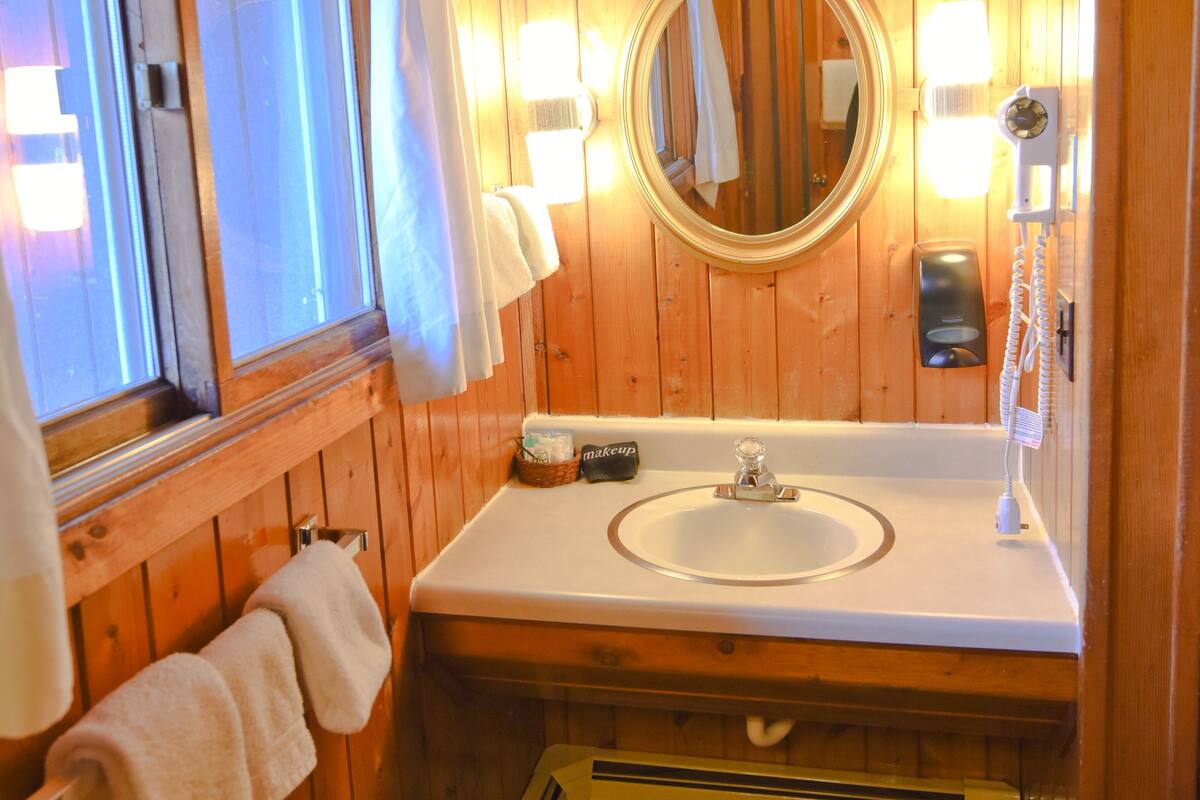 classic room, 2 double beds, mountain view (pet friendly) | bathroom | combined shower/bathtub, towels