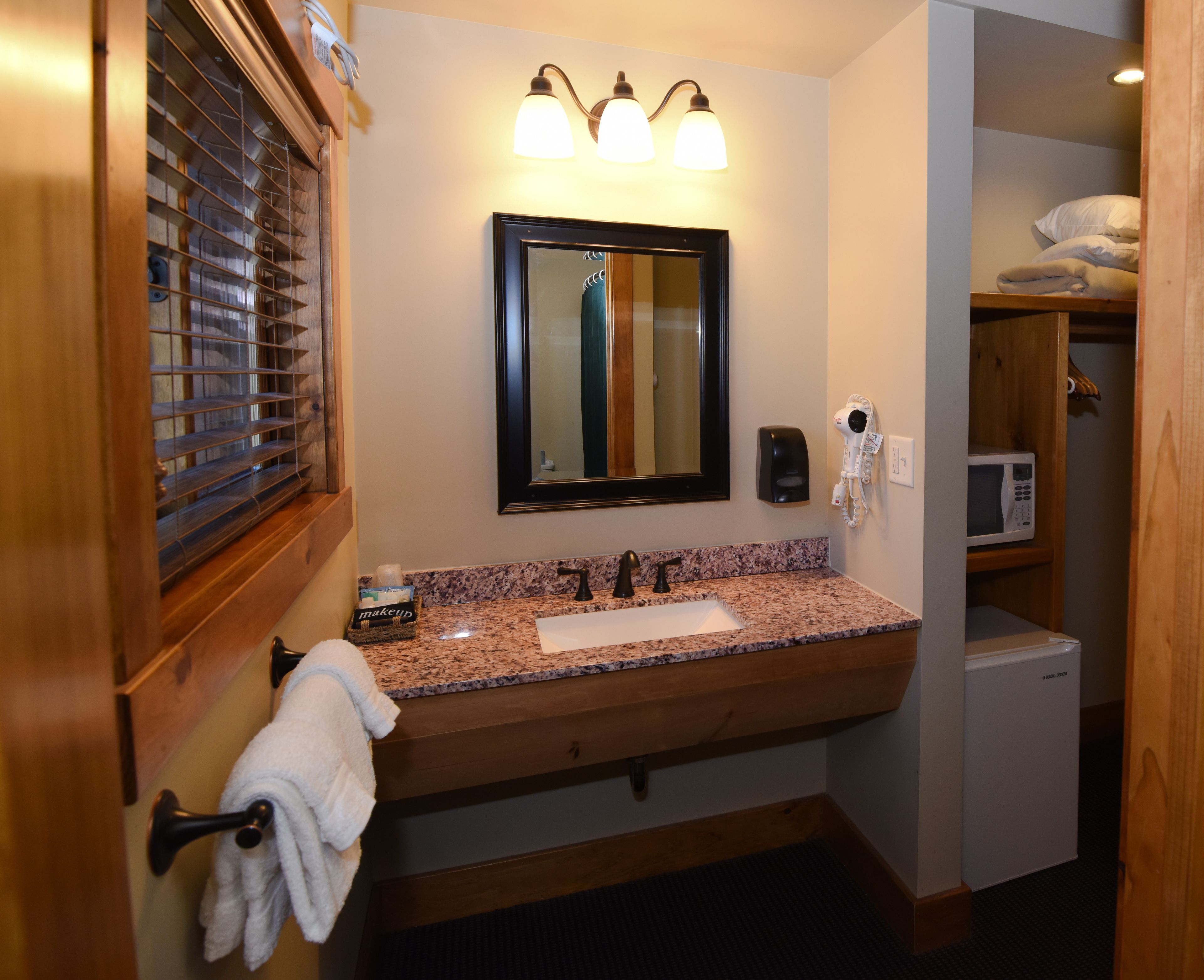 deluxe room, 1 king bed, mountain view (not pet friendly) | bathroom | combined shower/bathtub, towels