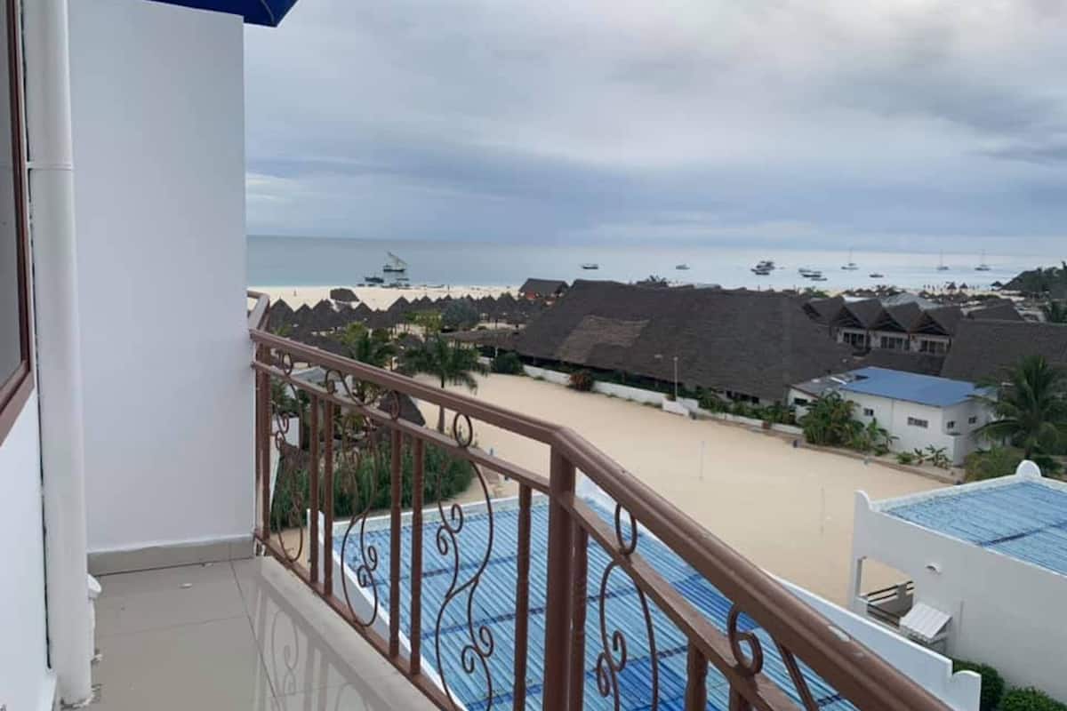 Economy Double Room, 1 King Bed, Terrace | Individually decorated, bed sheets