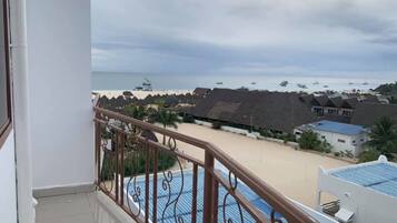 Economy Double Room, 1 King Bed, Terrace | Individually decorated, bed sheets