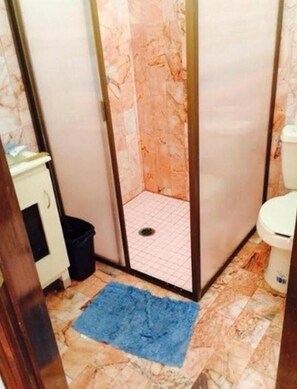 Family House, 5 Bedrooms | Bathroom