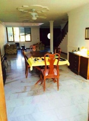 Family House, 5 Bedrooms | In-room dining