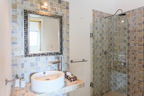 Combined shower/bathtub, deep-soaking bathtub, free toiletries - Condo Cristina by Riviera Rentals (Playa del Carmen)