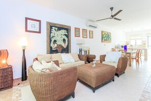 薄型テレビ、DVD プレーヤー