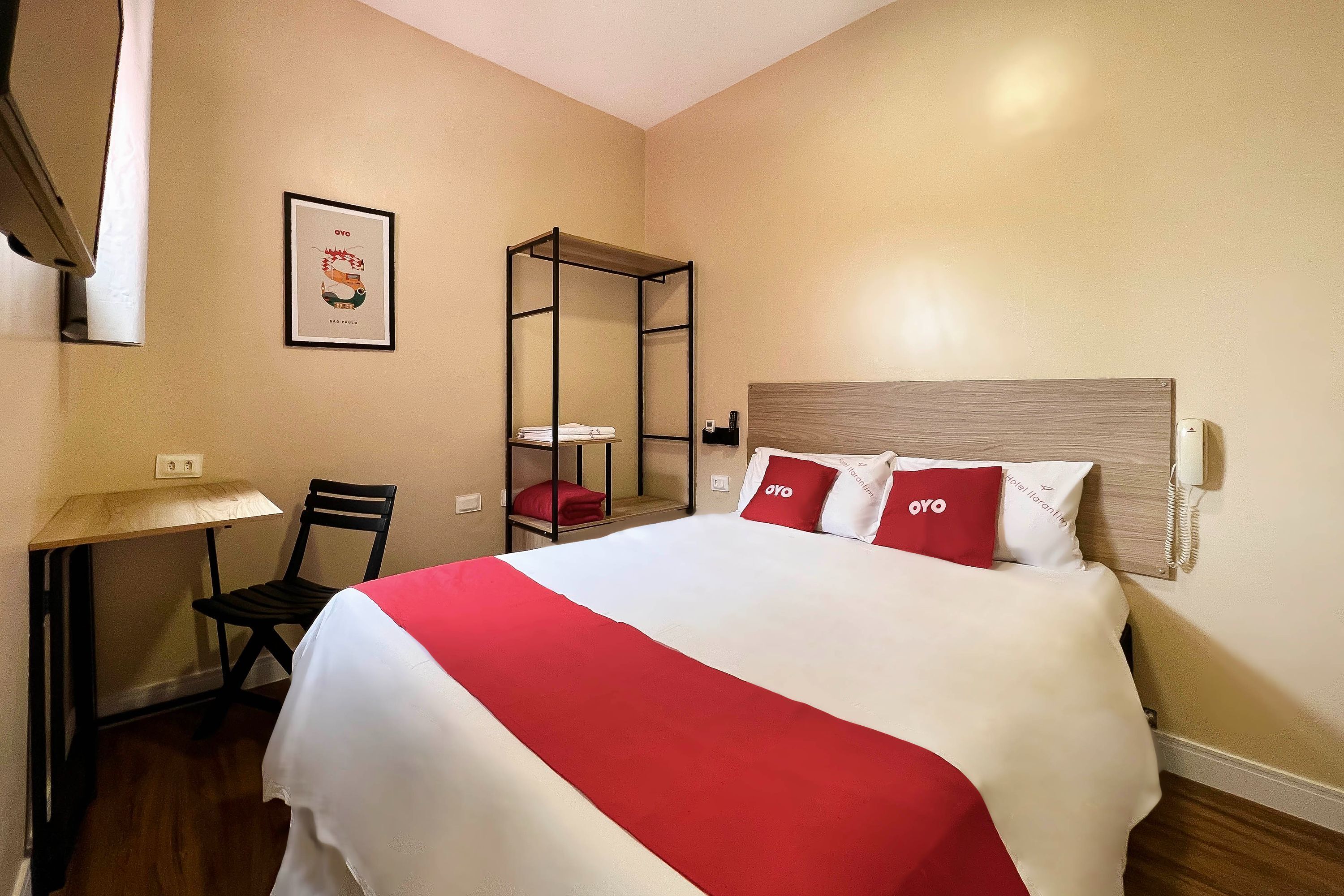 Quarto casal superior | Quartos à prova de som, ferros/tábuas de passar roupa, Wi-Fi de cortesia