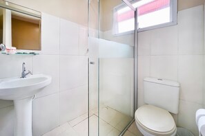 Quarto casal superior | Banheiro | Chuveiro, produtos de toalete grátis, secador de cabelo 