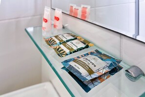 Quarto casal superior | Banheiro | Chuveiro, produtos de toalete grátis, secador de cabelo 