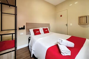 Quarto casal superior | Quartos à prova de som, ferros/tábuas de passar roupa, Wi-Fi de cortesia