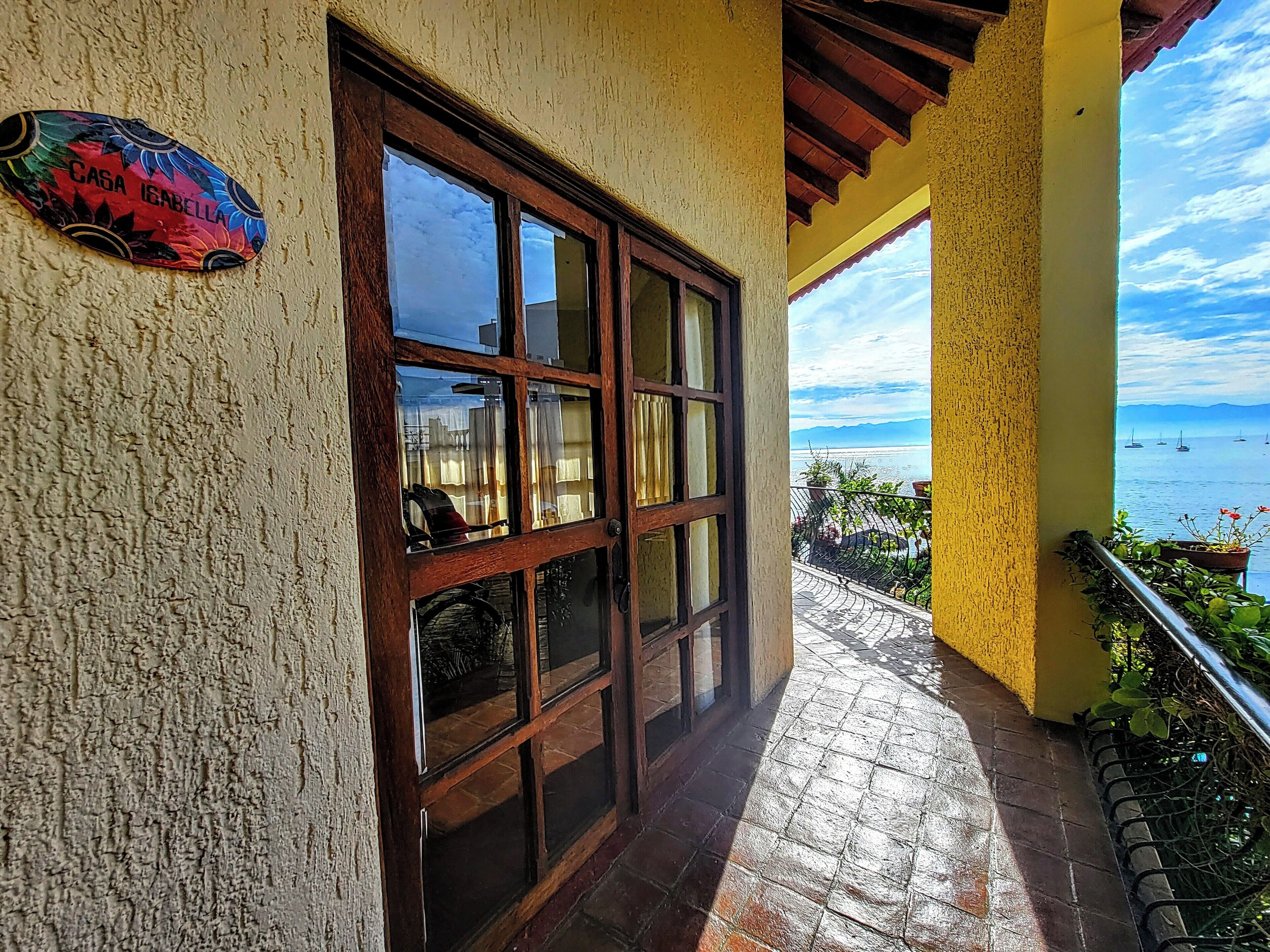 Un balcón con vistas al mar y barcos.