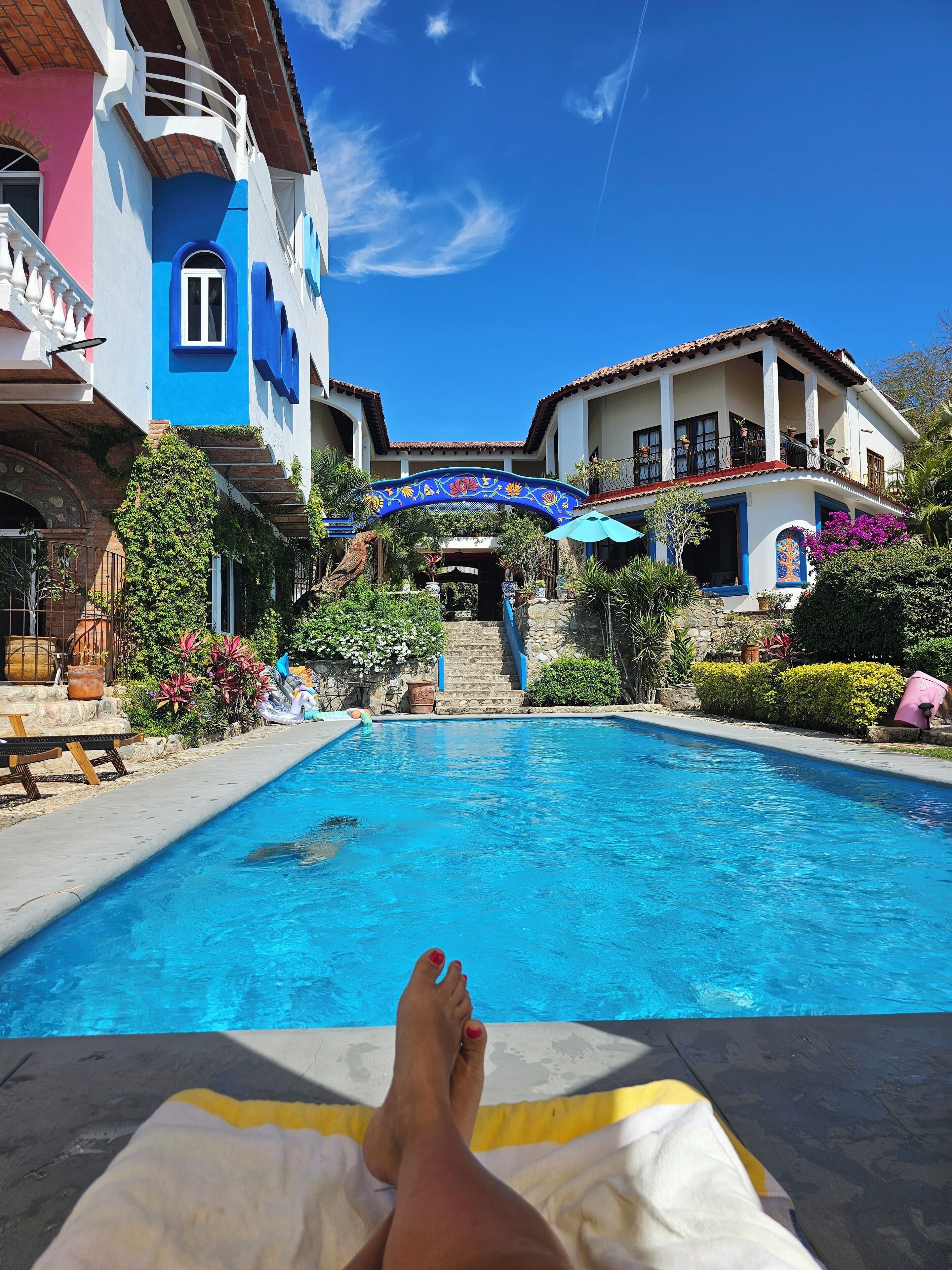 Alberca al aire libre y camastros 