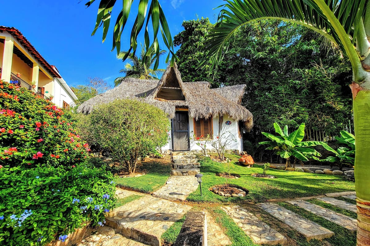 Bungalow có thiết kế đặc trưng, 1 phòng ngủ, có thể sử dụng hồ bơi, khu vực vườn | Bộ đồ giường cao cấp, nệm có lớp đệm bông, bàn ủi/dụng cụ ủi quần áo 