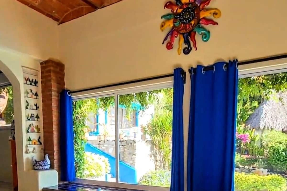 Premium King Bed Suite with Kitchen and Bathroom | Hiên