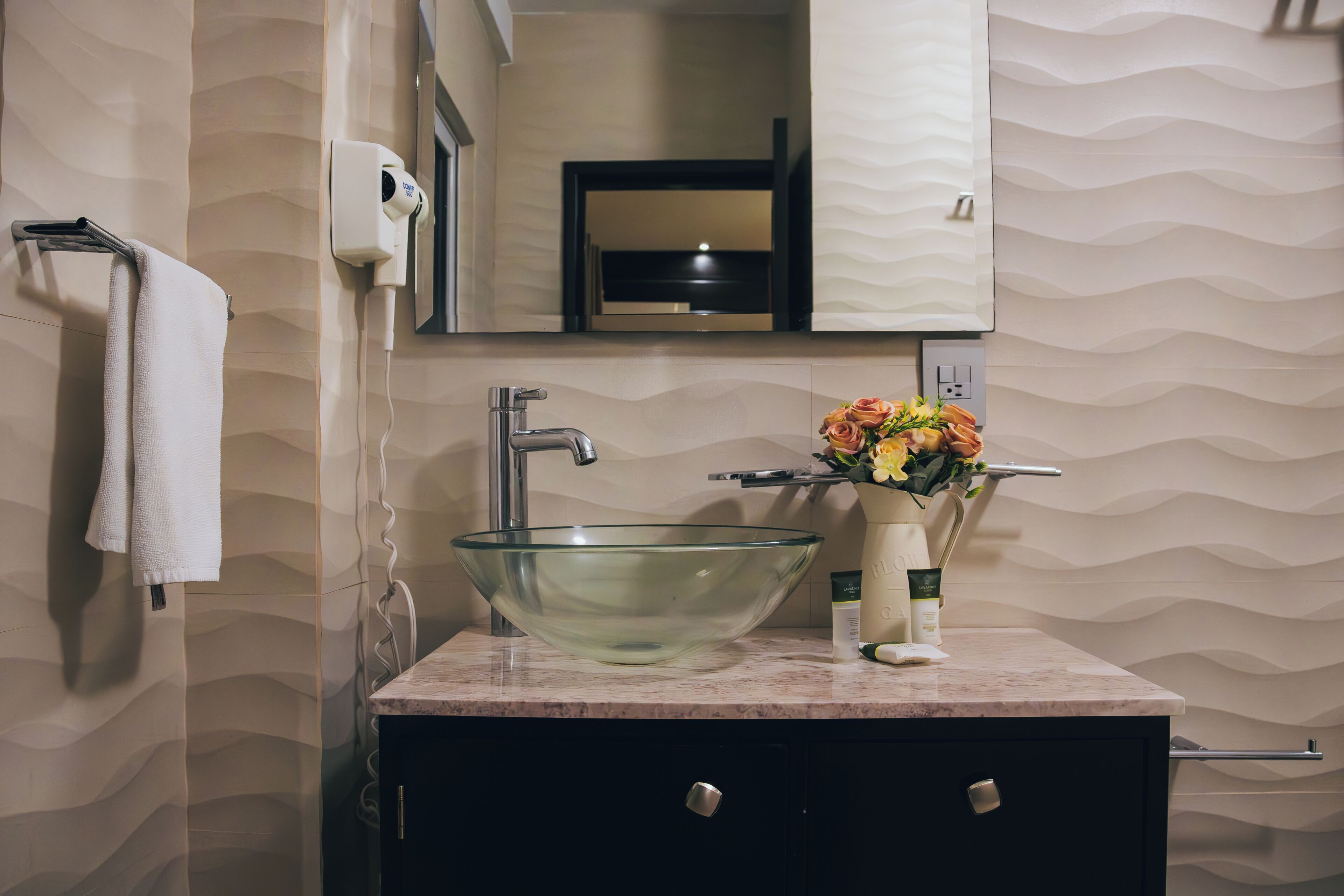 honeymoon suite, 1 king bed, hot tub, tower | bathroom | shower, free toiletries, hair dryer, bathrobes