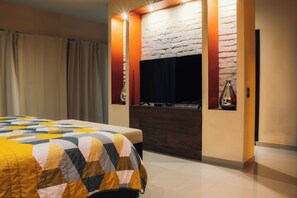 Suite Lune de Miel, 1 très grand lit, bain à remous, dans la tour | Literie de qualité supérieure, minibar, coffres-forts dans les chambres