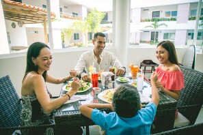 Sarapan dan makan tengah hari dihidangkan 