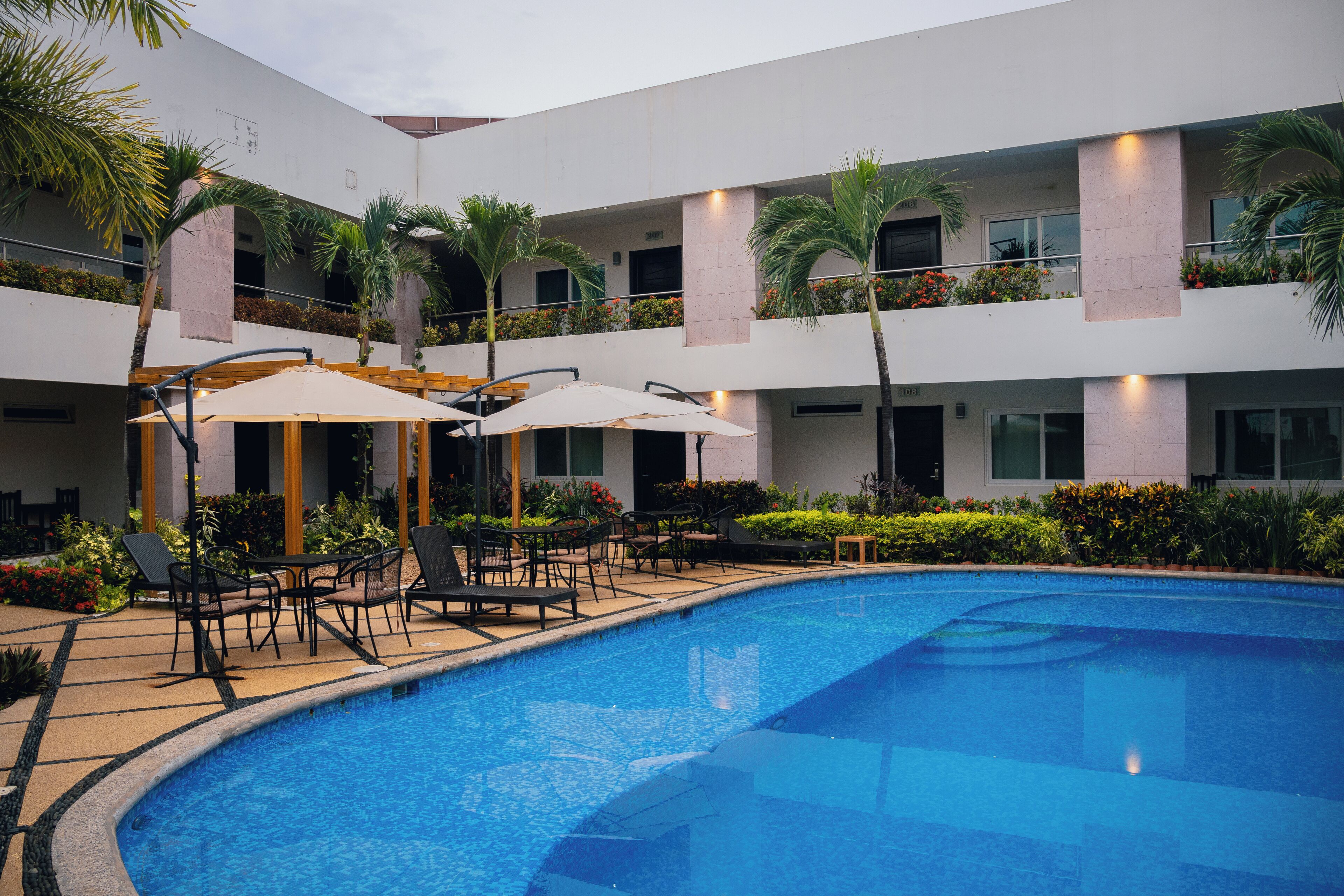 室外游泳池，08:00 至 20:00 开放  ，池畔遮阳伞，日光浴躺椅