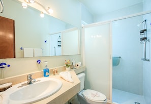 Apartment, 2 Schlafzimmer, Poolblick | Badezimmer | Dusche, Regendusche, kostenlose Toilettenartikel, Haartrockner