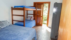 A room with bunk beds, a wooden door, and a refrigerator. - Residencial de Luxe Ouro 01 (Canela)