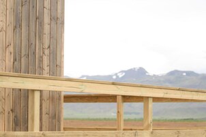 Una estructura de madera de diseño sencillo, con listones verticales y vigas horizontales.