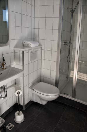 Een douche, een regendouche, een haardroger, badjassen