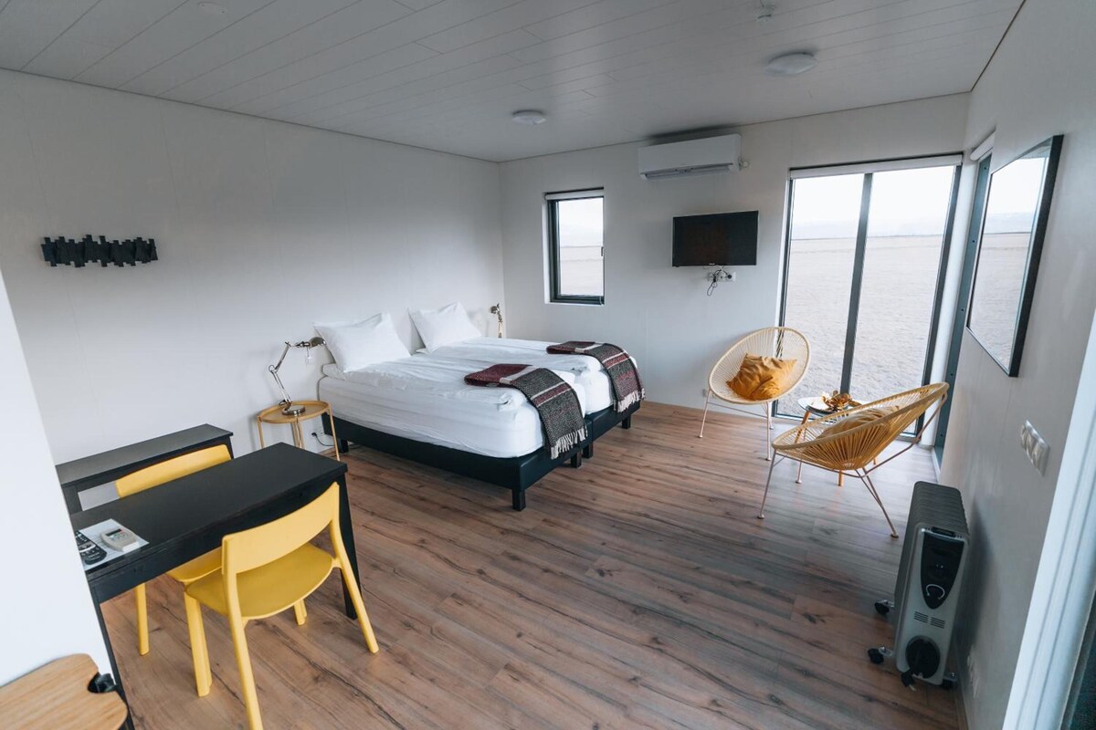 Superior Cottage | Premium bedding, blackout drapes, soundproofing, WiFi (free)