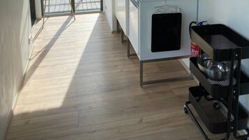 Una cocina con vista a un campo verde y un edificio a lo lejos.