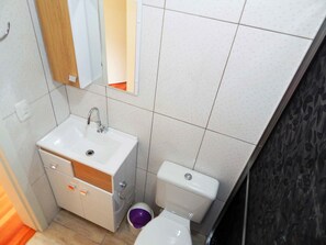 Exclusive House, 2 Bedrooms | Bathroom | Shower, towels