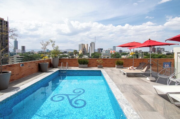 Außenpool, geöffnet von 09:00 Uhr bis 19:00 Uhr, Sonnenschirme