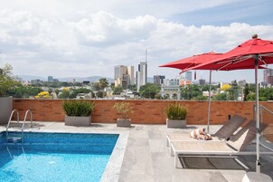 Piscina externa, funciona das 9h às 19h, guarda-sóis, espreguiçadeiras