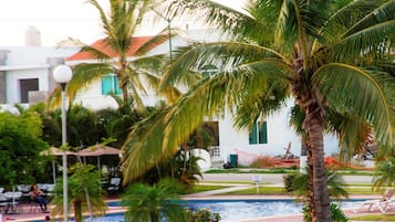 Hồ bơi ngoài trời