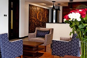 Lobby sitting area - Magna Hotel and Suites (Nairobi)