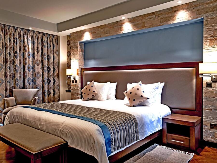 Minibar, in-room safe, desk, laptop workspace