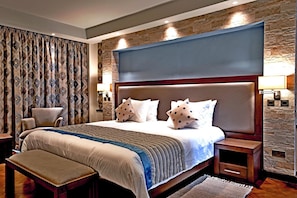 Minibar, in-room safe, desk, laptop workspace - Magna Hotel and Suites (Nairobi)