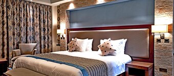 Magna Hotel and Suites