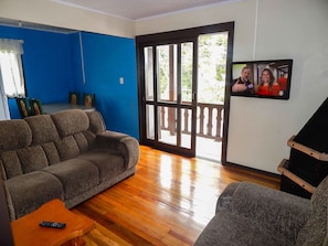 Casa exclusiva, 2 quartos | Sala de estar | TV de tela plana, lareira