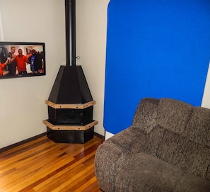 Casa exclusiva, 2 quartos | Sala de estar | TV de tela plana, lareira