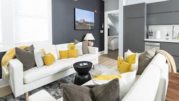 Apartamento Deluxe | Zona de estar | Smart TV de 43 pulgadas con canales digitales, una televisión