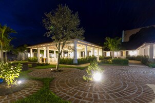 Konaklama yerinin ön cephesi - akşam/gece