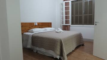 Luksushuone, esteetön | Minibaari, tallelokero huoneessa, työpöytä, pimennysverhot