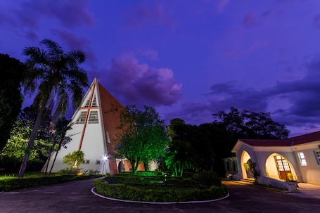 Fachada de la propiedad por la tarde o noche