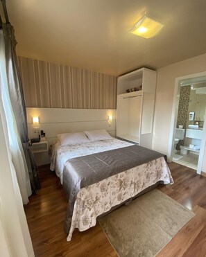 Chalé econômico, 1 cama Queen | Frigobar, escrivaninha, cortinas blackout, Wi-Fi de cortesia