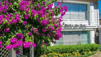 Vista frontal de la propiedad