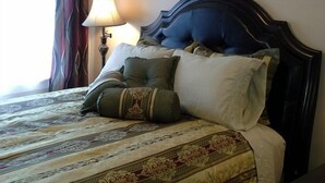 A bedroom with a bed, a ceiling fan, a lamp, and a window with curtains. - JARVIS Edgewater Park & Beach 5BD Villa (Cleveland)