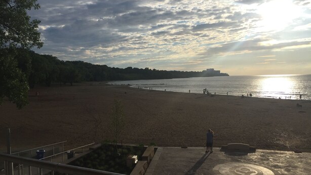 A beach with a view of the sea and a distant building. - JARVIS Edgewater Park & Beach 5BD Villa (Cleveland)