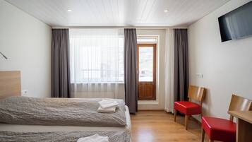 Habitación doble, balcón | Cortinas blackout, insonorización y tabla de planchar con plancha