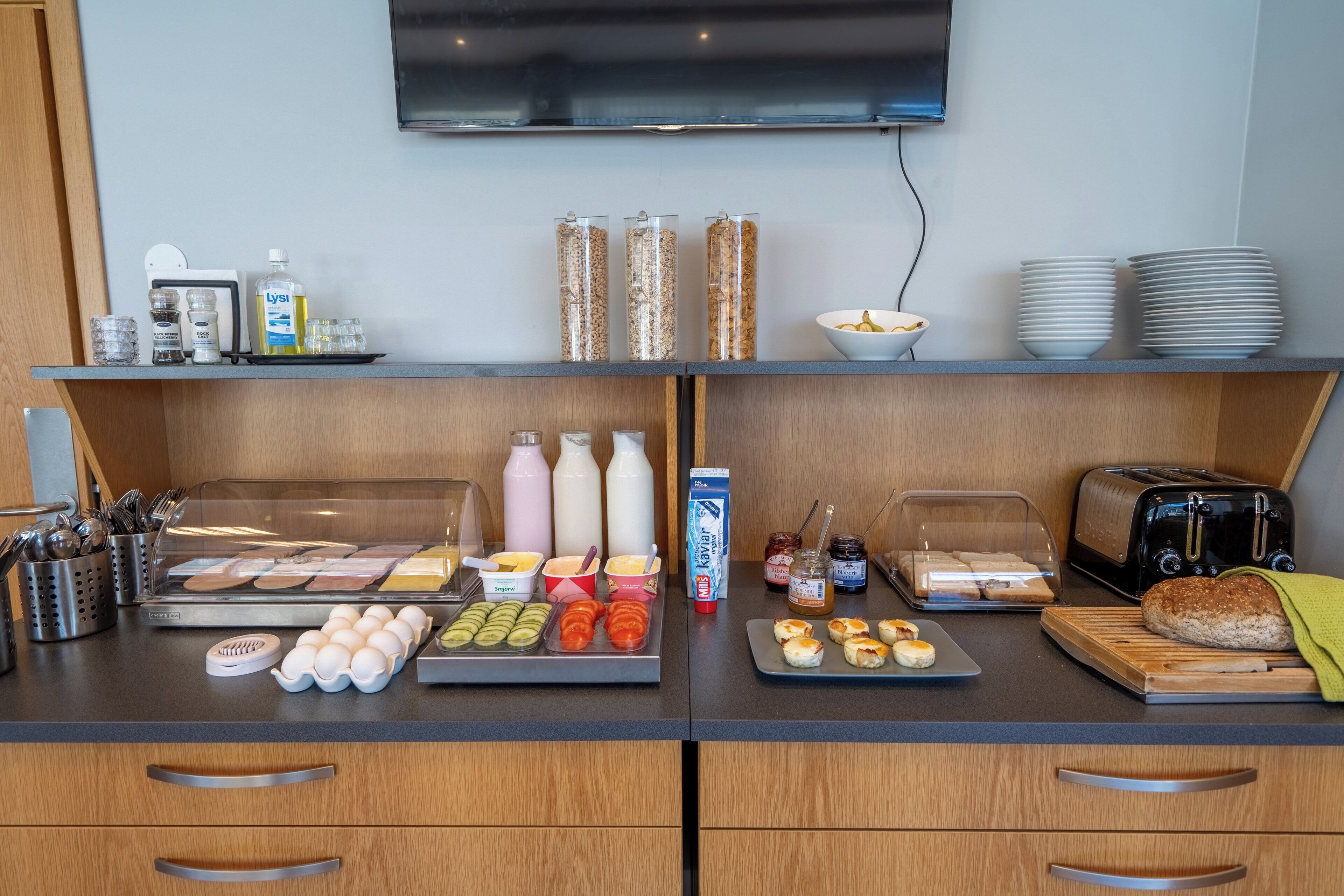 daily continental breakfast (isk 3000 per person)
